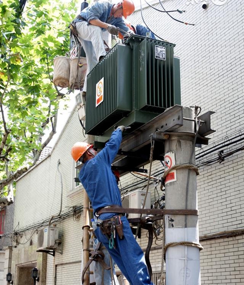 低压直流稳压器的设计分析