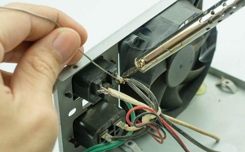 带有深度负反馈的直流稳压器